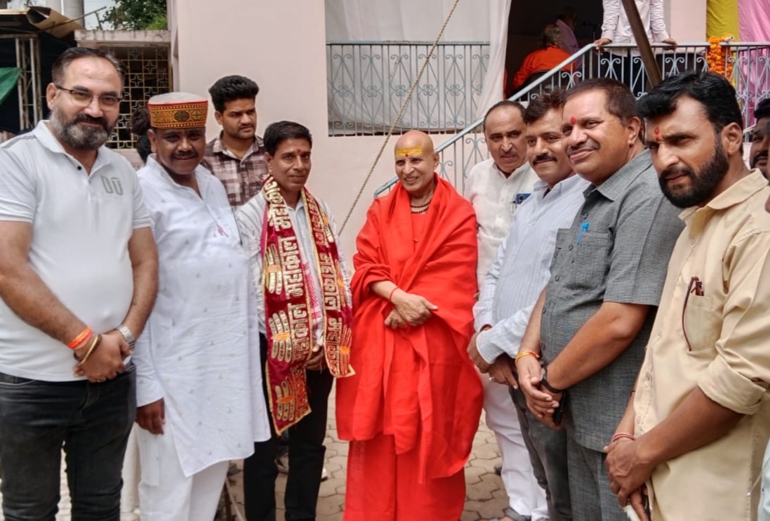 देवास के कैलादेवी मंदिर में महामंडलेश्वर शांति स्वरूपानंद महाराज नवनियुक्त एल्डरमैन दिनेश सांखला का सम्मान करते हुए।