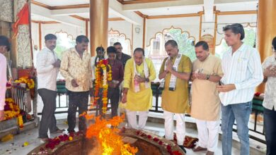 देवास के शीलनाथ धूनी में सद्गुरु शीलनाथ जी महाराज का पूजन-अर्चन करते भाजपा जिला अध्यक्ष डॉ. रायसिंह सेंधव।