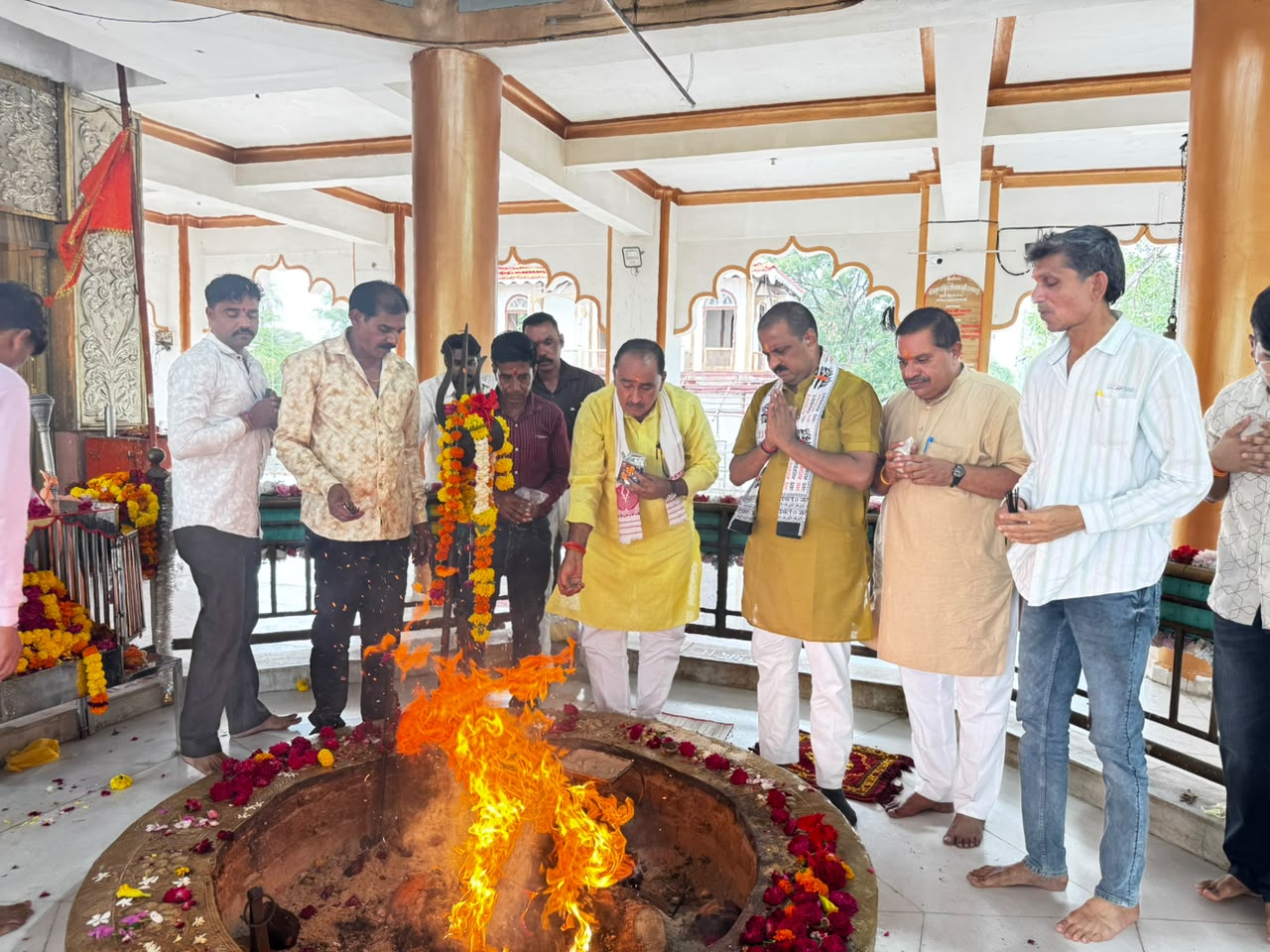 देवास के शीलनाथ धूनी में सद्गुरु शीलनाथ जी महाराज का पूजन-अर्चन करते भाजपा जिला अध्यक्ष डॉ. रायसिंह सेंधव।