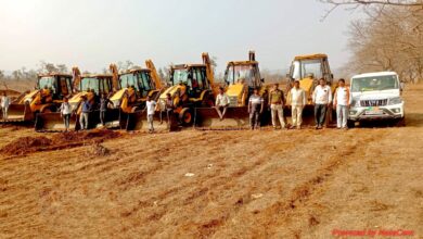 अतिक्रमण से मुक्त कराई गई वन भूमि का निरीक्षण करते वन विभाग के अधिकारी एवं कर्मचारी।
