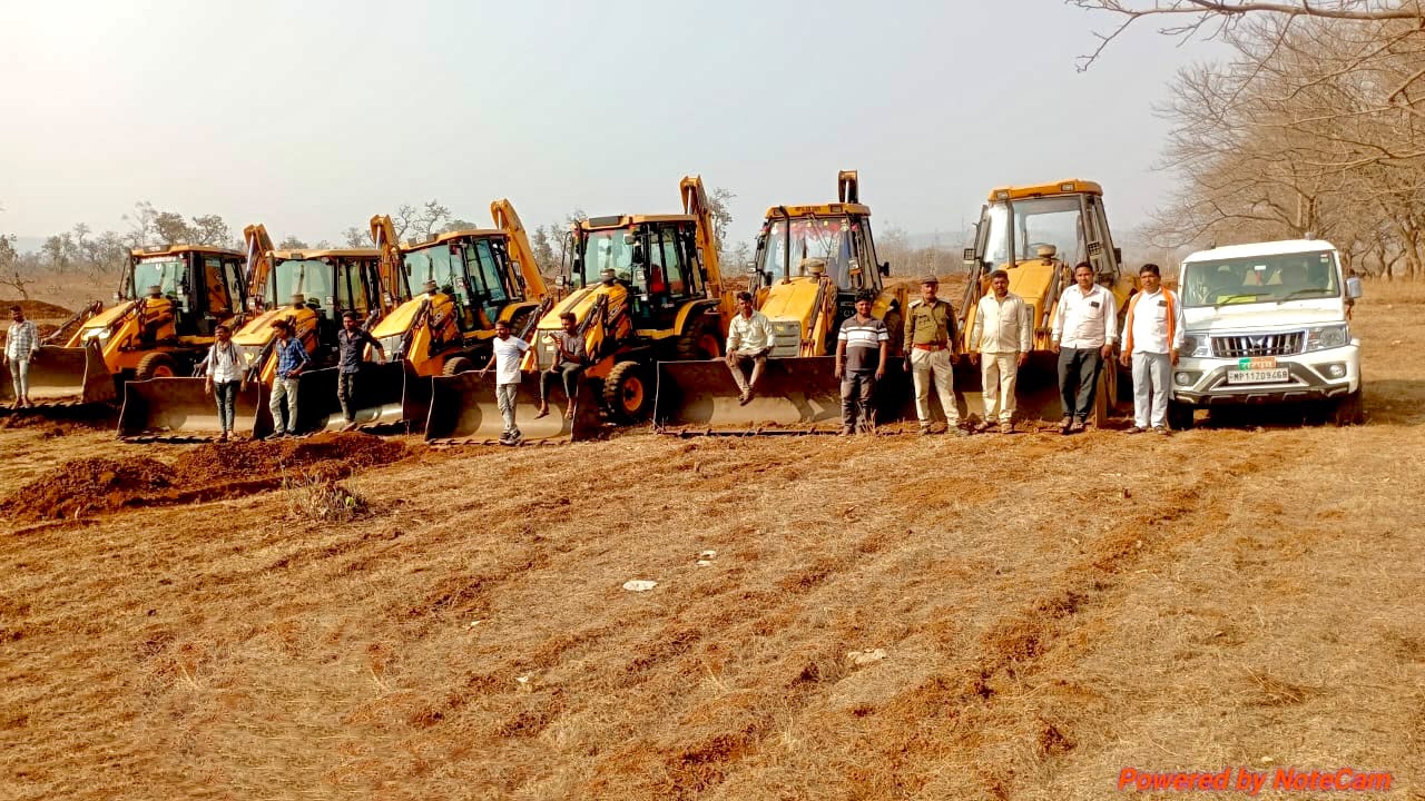 अतिक्रमण से मुक्त कराई गई वन भूमि का निरीक्षण करते वन विभाग के अधिकारी एवं कर्मचारी।