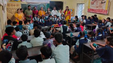 देवास के शासकीय माध्यमिक विद्यालय महाकाल कॉलोनी में गुरु पूर्णिमा कार्यक्रम के दौरान अतिथि, शिक्षक और विद्यार्थी।