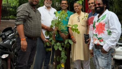 गुरु पूर्णिमा पर चामुंडा माता टेकरी में पौधारोपण करते पर्यावरण प्रेमी।