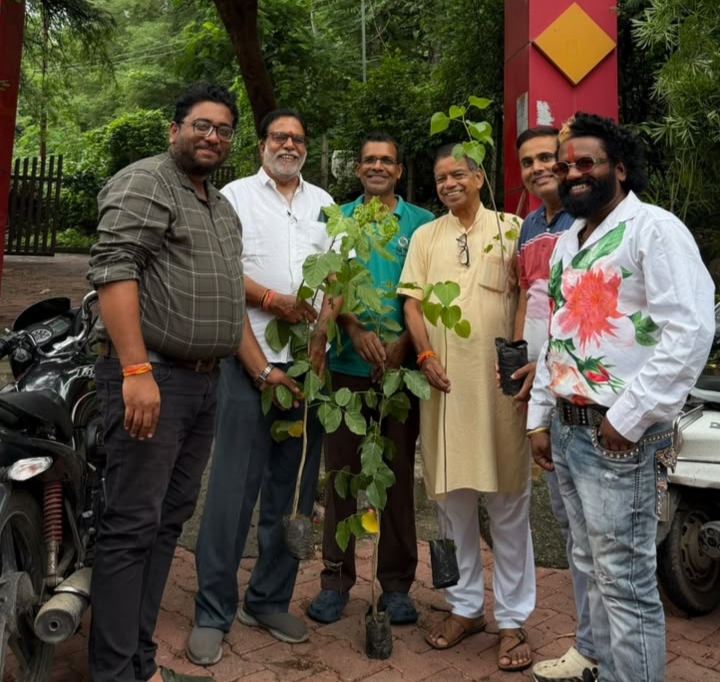 गुरु पूर्णिमा पर चामुंडा माता टेकरी में पौधारोपण करते पर्यावरण प्रेमी।