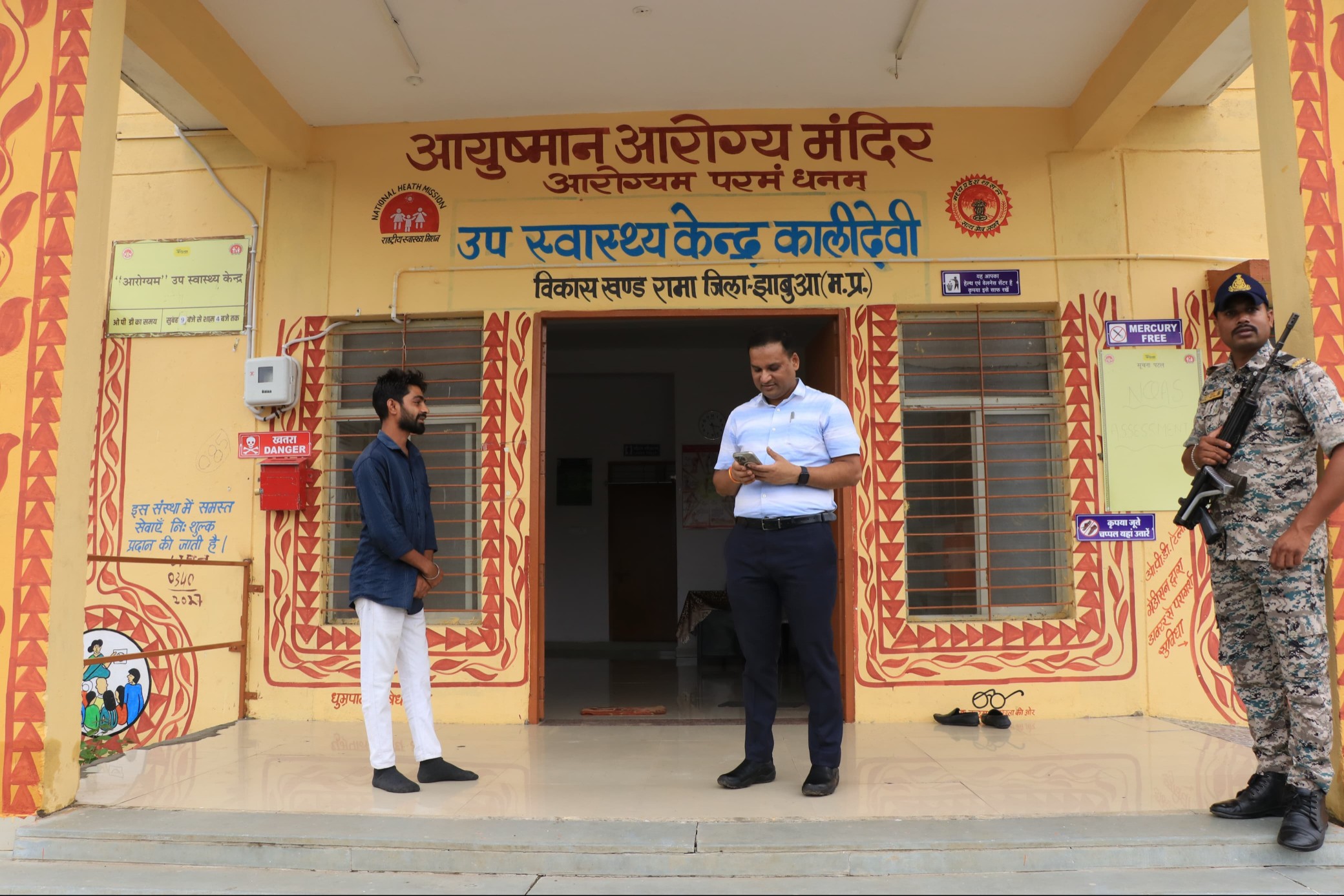 स्वास्थ्य केंद्र का निरीक्षण करते झाबुआ कलेक्टर डॉ. योगेश तुकाराम भरसट।