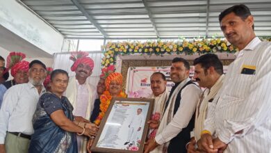 पीपलरावा में सेवानिवृत्ति समारोह के दौरान शिक्षक करण सिंह सिंदल का सम्मान करते भाजपा जिलाध्यक्ष डॉ. रायसिंह सैंधव एवं अन्य अतिथि।