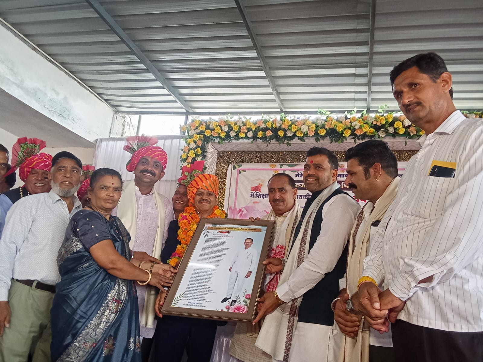 पीपलरावा में सेवानिवृत्ति समारोह के दौरान शिक्षक करण सिंह सिंदल का सम्मान करते भाजपा जिलाध्यक्ष डॉ. रायसिंह सैंधव एवं अन्य अतिथि।