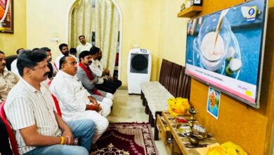 देवास में भाजपा कार्यकर्ताओं के साथ प्रधानमंत्री नरेंद्र मोदी के 'मन की बात' कार्यक्रम का 136वां संस्करण सुनते जिला अध्यक्ष डॉ. रायसिंह सैंधव।