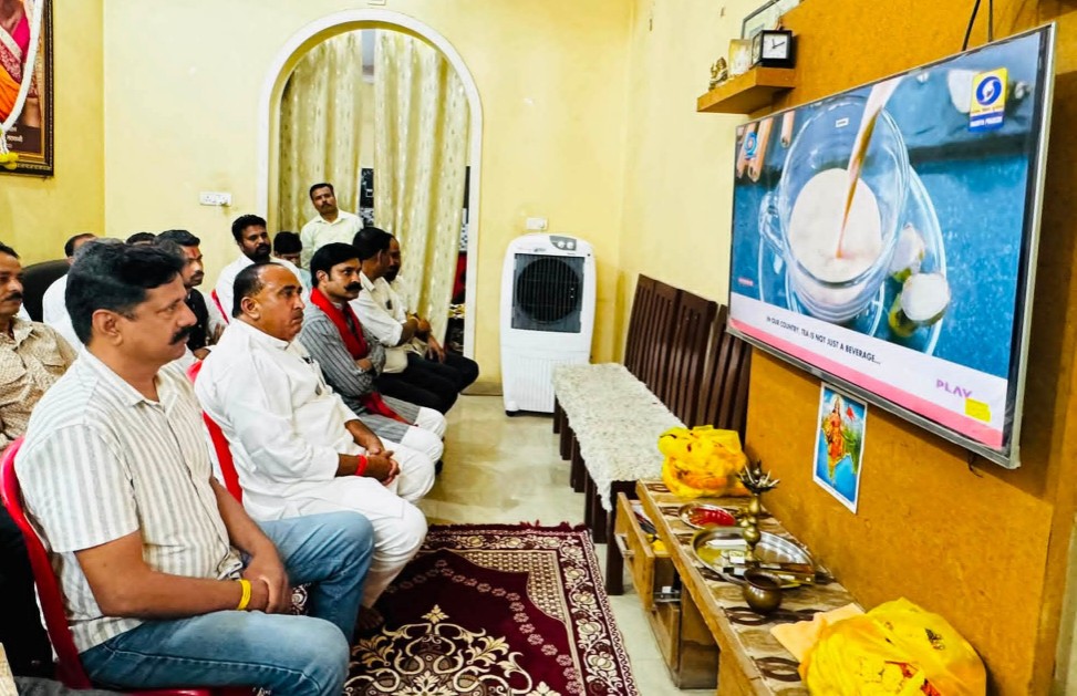 देवास में भाजपा कार्यकर्ताओं के साथ प्रधानमंत्री नरेंद्र मोदी के 'मन की बात' कार्यक्रम का 136वां संस्करण सुनते जिला अध्यक्ष डॉ. रायसिंह सैंधव।
