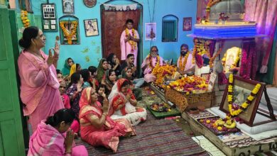 देवास के रामद्वारा में गुरु पूर्णिमा पर्व पर पूजन-अर्चना करती महिला श्रद्धालु।