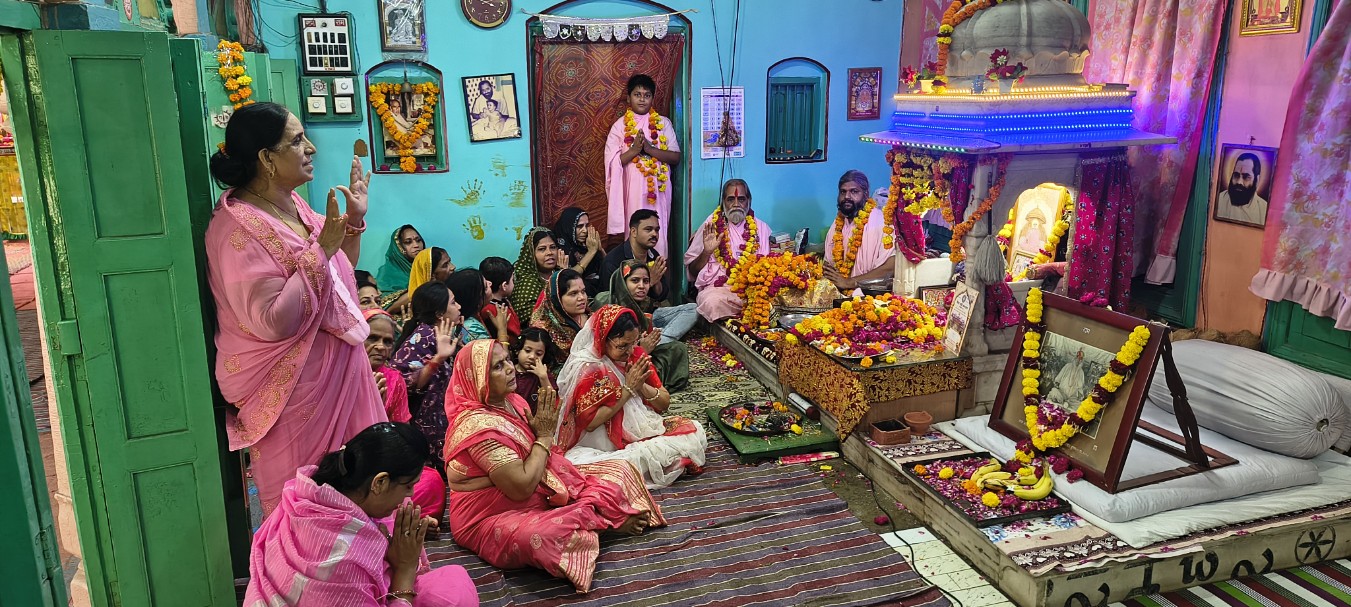 देवास के रामद्वारा में गुरु पूर्णिमा पर्व पर पूजन-अर्चना करती महिला श्रद्धालु।