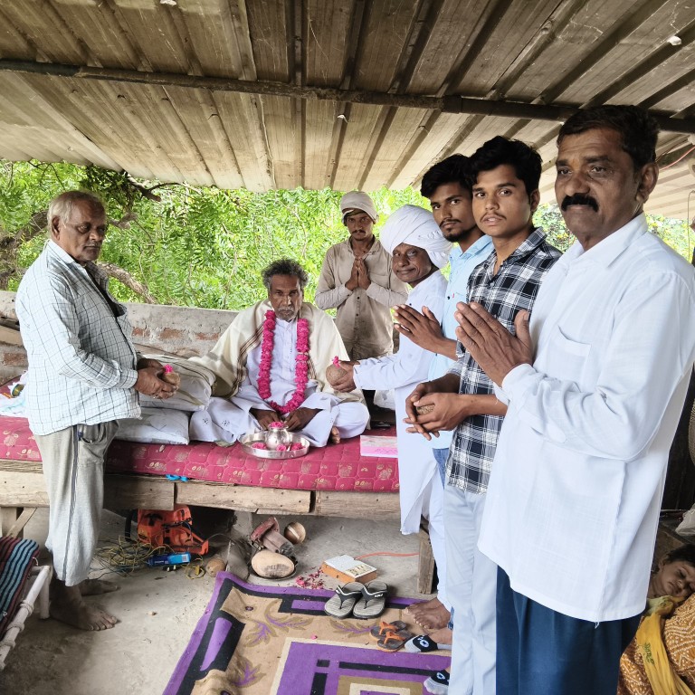देवास में गुरु-शिष्य संवाद एवं गुरुवाणी पाठ के दौरान श्रद्धालुओं को संबोधित करते सद्गुरु मंगल नाम साहेब