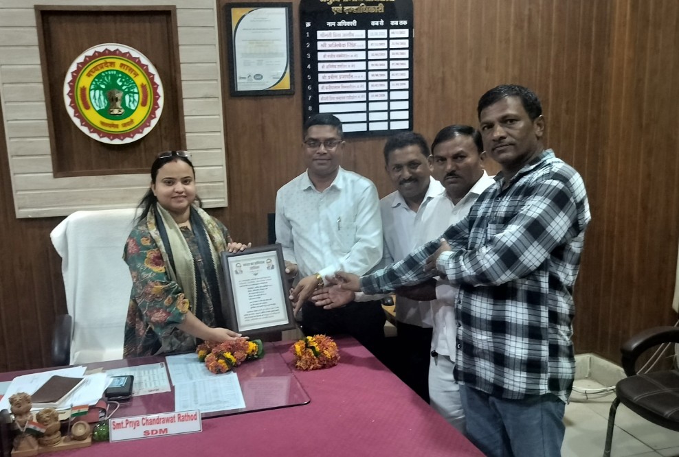 देवास में नवागत एसडीएम प्रिया चंद्रावत राठौड़ का अजाक्स पदाधिकारियों द्वारा सम्मान