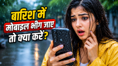 बारिश में भीगा हुआ स्मार्टफोन को देखते हुए युवती