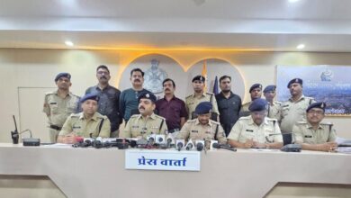 देवास में अवैध हथियार तस्करी का खुलासा करते हुए प्रेसवार्ता में जानकारी देते एसपी पुनीत गेहलोत।