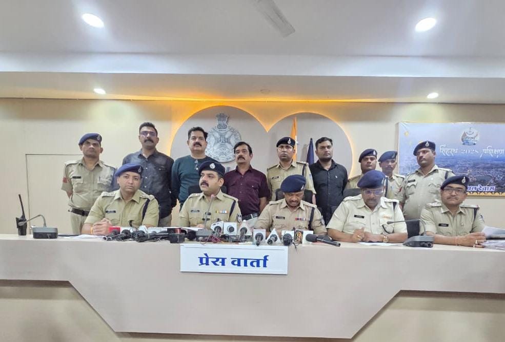 देवास में अवैध हथियार तस्करी का खुलासा करते हुए प्रेसवार्ता में जानकारी देते एसपी पुनीत गेहलोत।