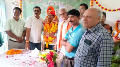 विष्णु पटेल को विदाई देते हुए साथी शिक्षक
