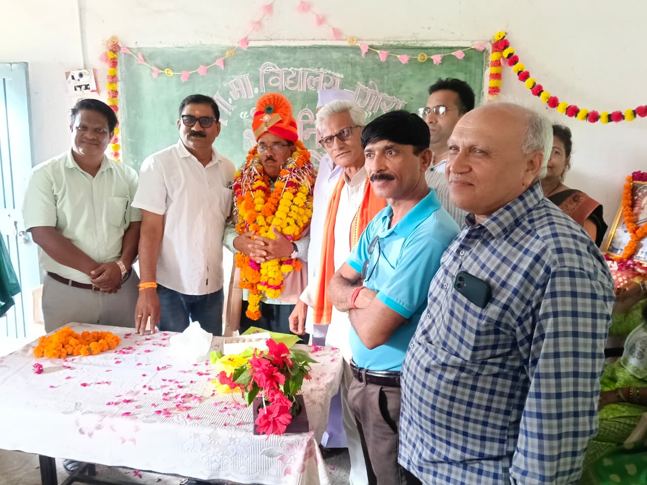 विष्णु पटेल को विदाई देते हुए साथी शिक्षक