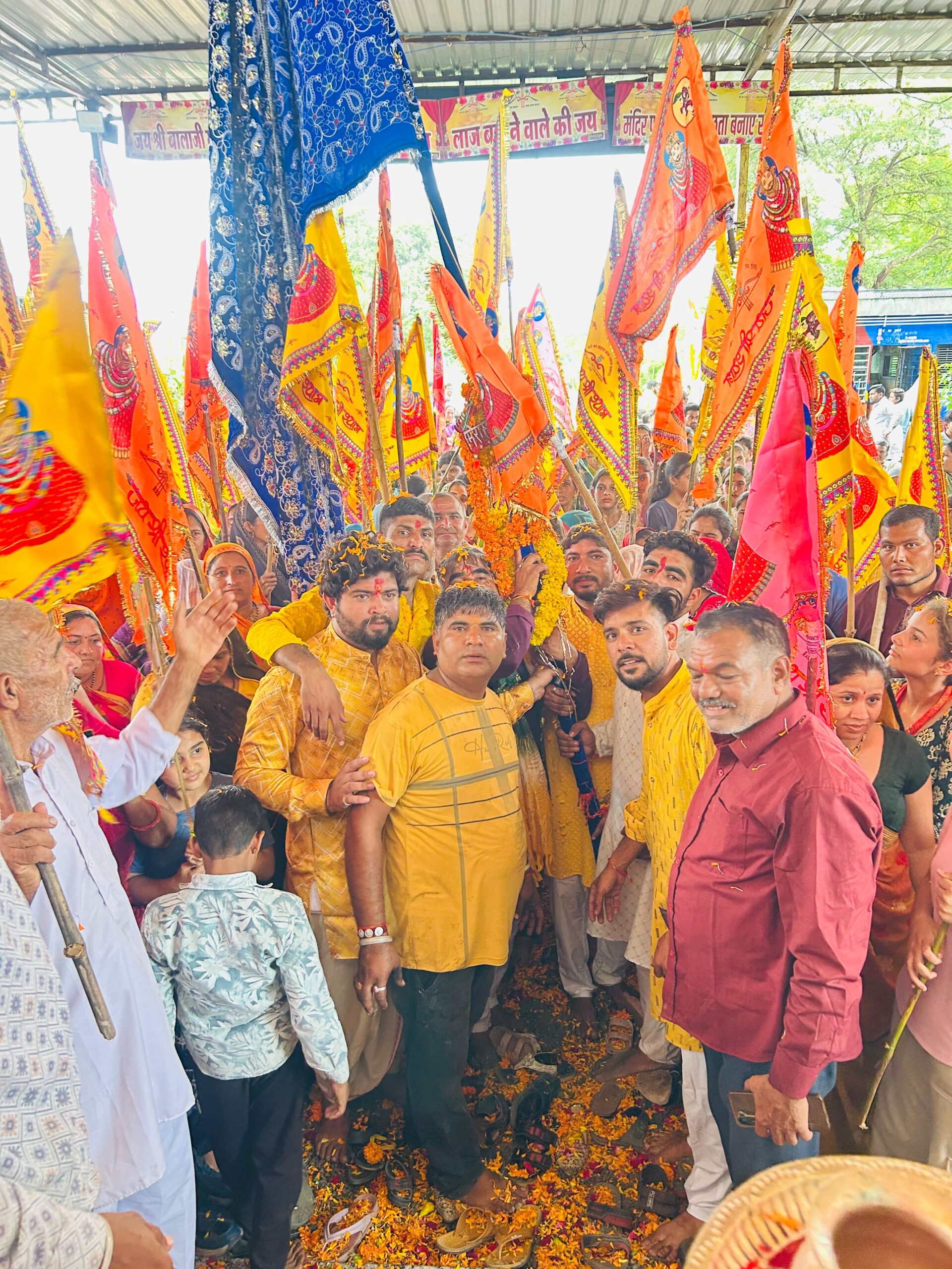 पैदल श्रद्धालुओं की निशान यात्रा