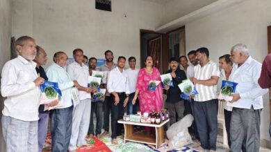 बेहरी में क्षीर धारा योजना के तहत पशुपालकों को मिनरल किट वितरित करते हुए