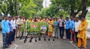 देवास जिला होमगार्ड कार्यालय परिसर में गायत्री महामंत्र के उच्चारण के साथ पौधारोपण करते गायत्री परिवार के सदस्य।
