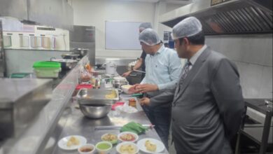 उज्जैन में होटल-रेस्टोरेंट से पनीर के सैंपल लेते खाद्य सुरक्षा अधिकारी