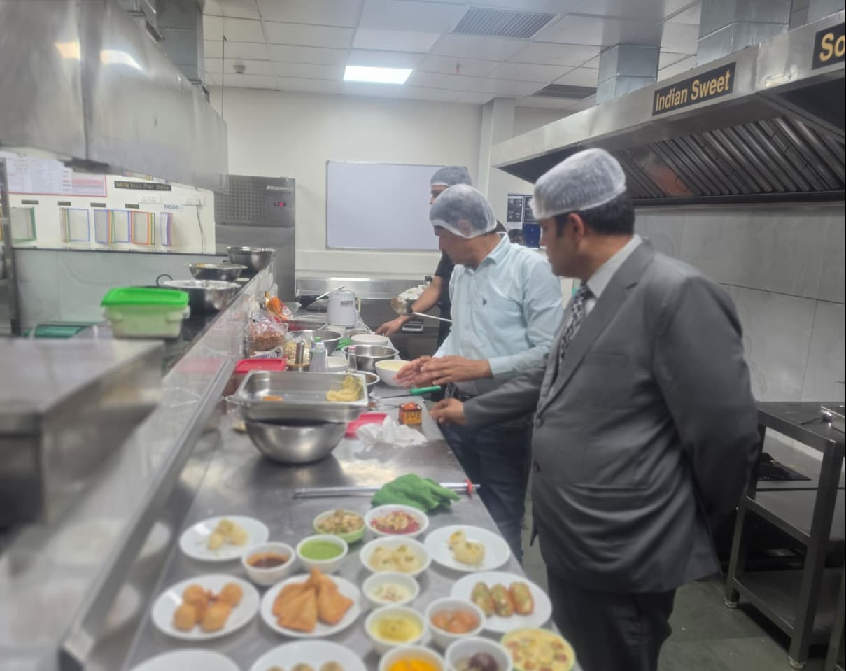 उज्जैन में होटल-रेस्टोरेंट से पनीर के सैंपल लेते खाद्य सुरक्षा अधिकारी