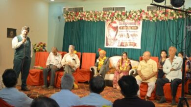 कार्यक्रम में उपस्थित शिक्षकों को संबोधित करते जिला शिक्षा अधिकारी राजीव सूर्यवंशी।