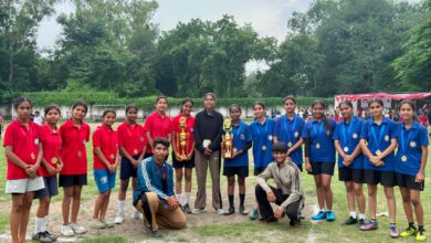 अस्मिता लीग में सफलता हासिल करने वाली सिटी कॉन्वेंट स्कूल की रग्बी टीम की खिलाड़ी एवं कोच।