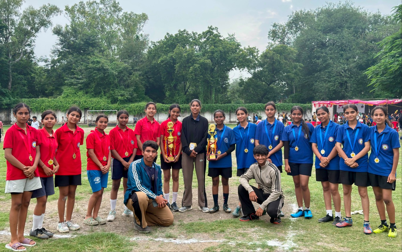 अस्मिता लीग में सफलता हासिल करने वाली सिटी कॉन्वेंट स्कूल की रग्बी टीम की खिलाड़ी एवं कोच।