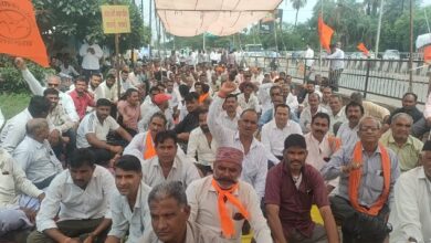 देवास कलेक्ट्रेट के मुख्य गेट पर मांगों को लेकर धरने पर बैठे किसान।