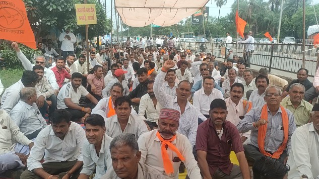 देवास कलेक्ट्रेट के मुख्य गेट पर मांगों को लेकर धरने पर बैठे किसान।