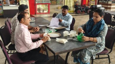 देवास में खाद्य सुरक्षा विभाग की टीम खाद्य पदार्थों के नमूने लेते हुए