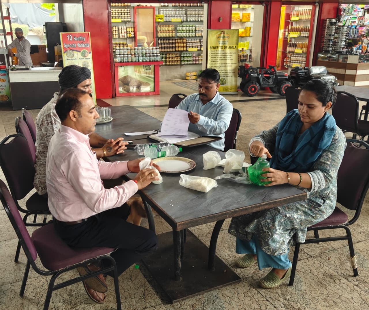 देवास में खाद्य सुरक्षा विभाग की टीम खाद्य पदार्थों के नमूने लेते हुए