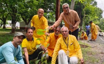 देवास जिला होमगार्ड कार्यालय परिसर में गायत्री महामंत्र के उच्चारण के साथ पौधारोपण करते गायत्री परिवार के सदस्य।