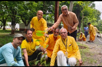 देवास जिला होमगार्ड कार्यालय परिसर में गायत्री महामंत्र के उच्चारण के साथ पौधारोपण करते गायत्री परिवार के सदस्य।