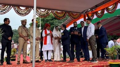 स्वतंत्रता दिवस पर देवास के जिला स्तरीय मुख्य समारोह में उत्कृष्ट सेवाओं के लिए मंडी सचिव अरविंद कुमार परिहार को सम्मानित किया गया।