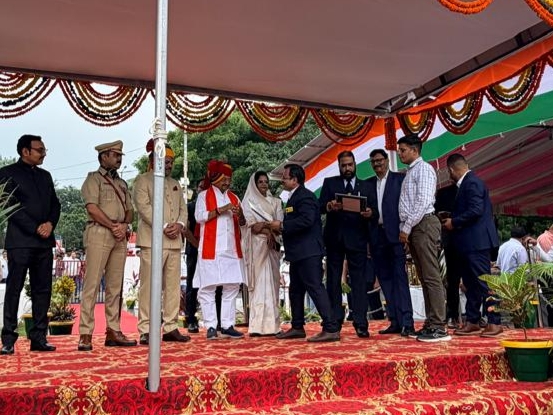 स्वतंत्रता दिवस पर देवास के जिला स्तरीय मुख्य समारोह में उत्कृष्ट सेवाओं के लिए मंडी सचिव अरविंद कुमार परिहार को सम्मानित किया गया।