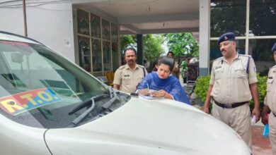 देवास में परिवहन विभाग द्वारा स्कूल बसों की जांच करते अधिकारी