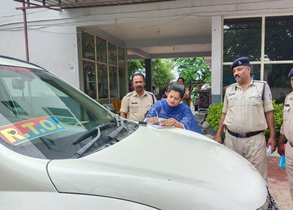 देवास में परिवहन विभाग द्वारा स्कूल बसों की जांच करते अधिकारी