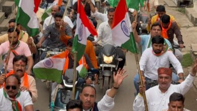 तिरंगा यात्रा में हाथों में तिरंगा लेकर शामिल हुए युवा और कार्यकर्ता।