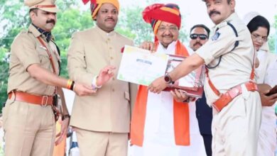 स्वतंत्रता दिवस पर कैबिनेट मंत्री कैलाश विजयवर्गीय से सर्वश्रेष्ठ पुलिस अधिकारी सम्मान प्राप्त करते ईश्वर मंडलोई