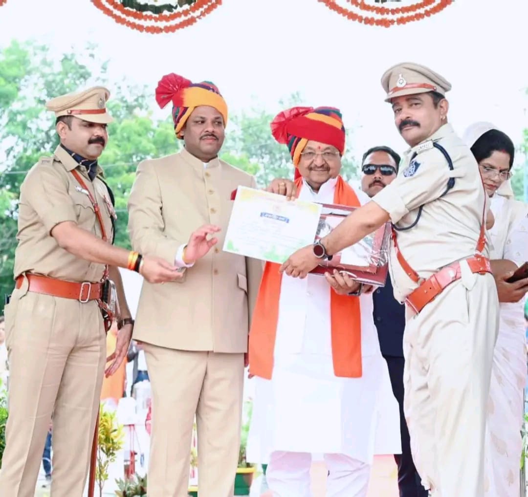 स्वतंत्रता दिवस पर कैबिनेट मंत्री कैलाश विजयवर्गीय से सर्वश्रेष्ठ पुलिस अधिकारी सम्मान प्राप्त करते ईश्वर मंडलोई