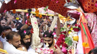 श्रावण के प्रथम सोमवार पर उज्जैन में मनमहेश स्वरूप में निकली बाबा महाकाल की पहली शाही सवारी में उमड़े श्रद्धालु।