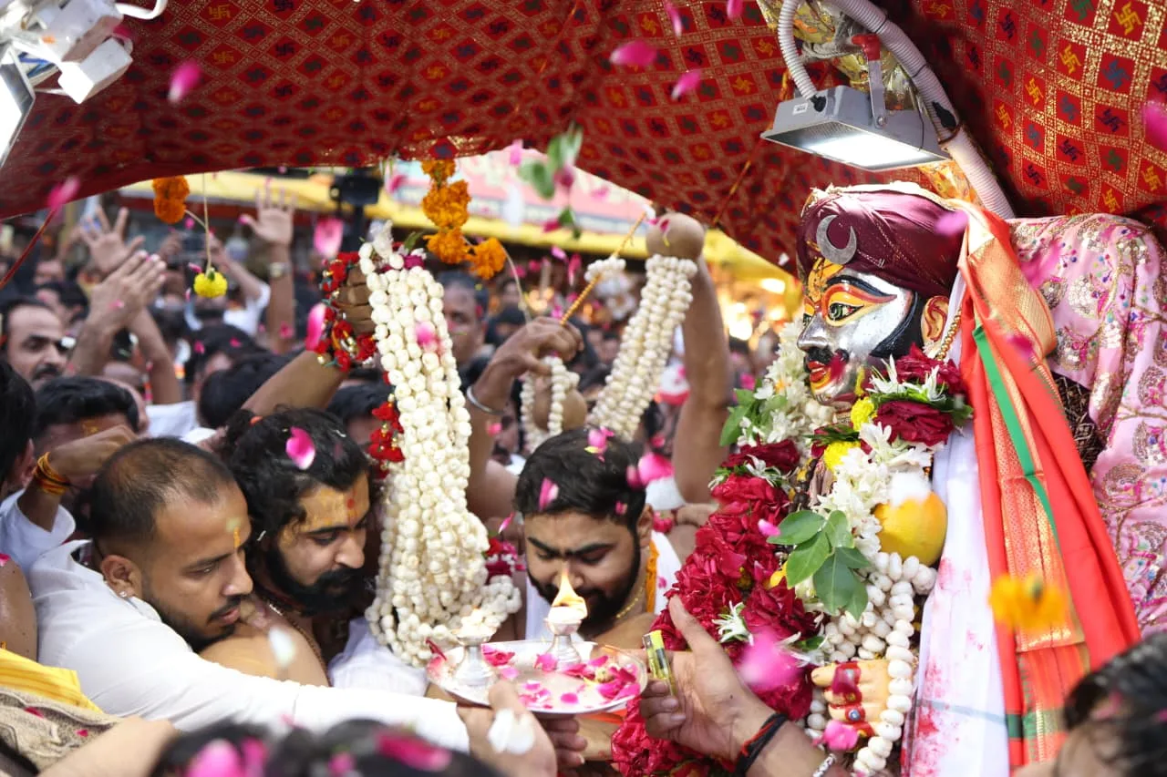 श्रावण के प्रथम सोमवार पर उज्जैन में मनमहेश स्वरूप में निकली बाबा महाकाल की पहली शाही सवारी में उमड़े श्रद्धालु।