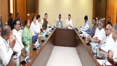 भोपाल में बस ट्रांसपोर्ट एसोसिएशन के पदाधिकारियों के साथ बैठक करते परिवहन मंत्री और मंत्रीमंडल समूह।