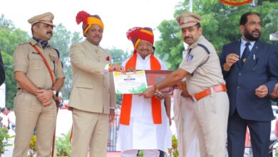 स्वतंत्रता दिवस समारोह में सम्मानित आबकारी अधिकारी प्रेम यादव