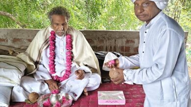 सदगुरु मंगलनाम साहेब शिष्यों को प्रवचन देते हुए