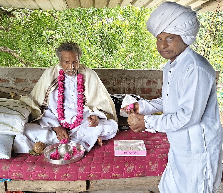 सदगुरु मंगलनाम साहेब शिष्यों को प्रवचन देते हुए