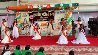 सांदीपनि विद्यालय में स्वतंत्रता दिवस समारोह के दौरान प्रस्तुति देते विद्यार्थी।